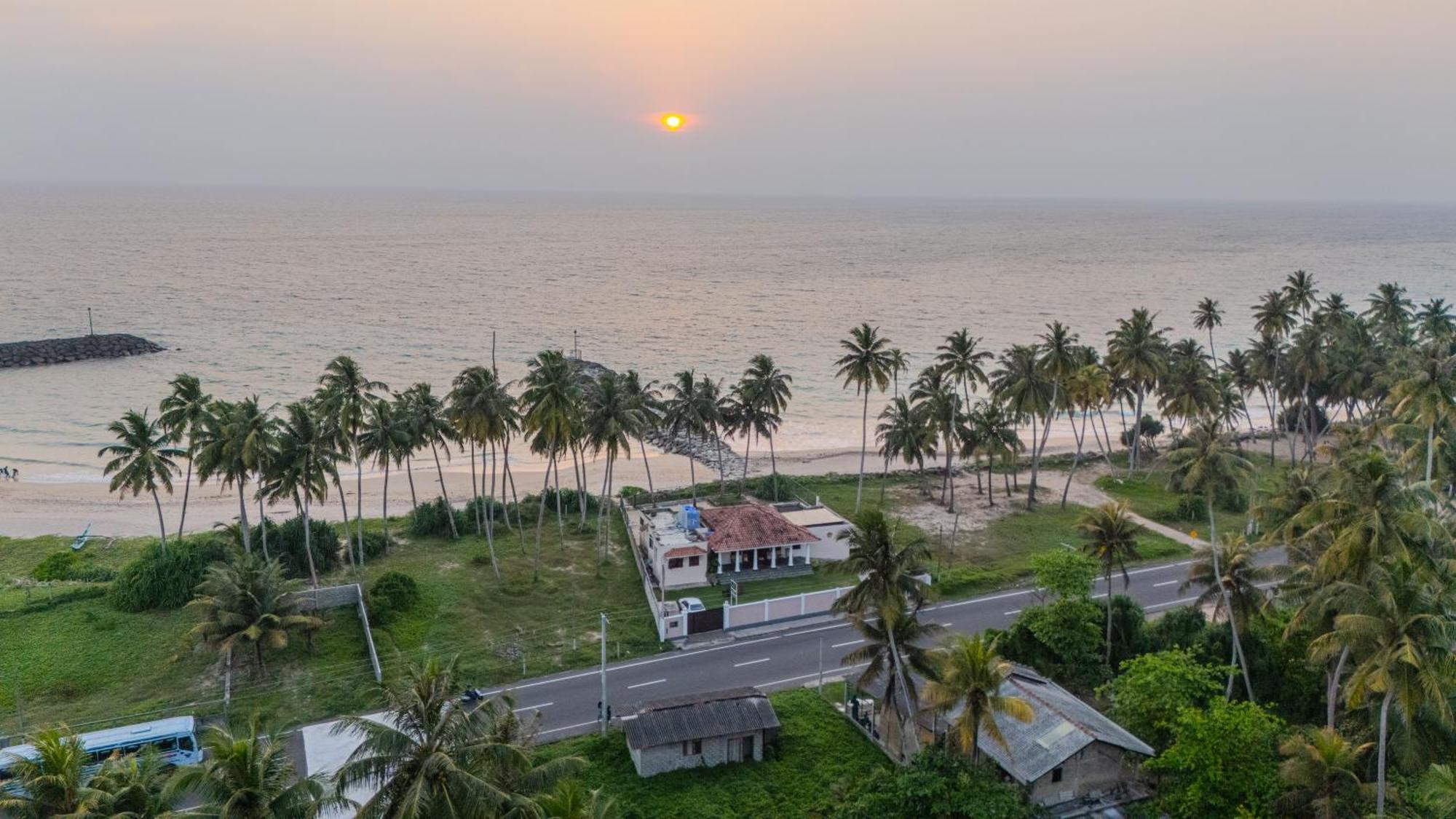 House By The Sea Hikka Hotel Hikkaduwa Exterior photo